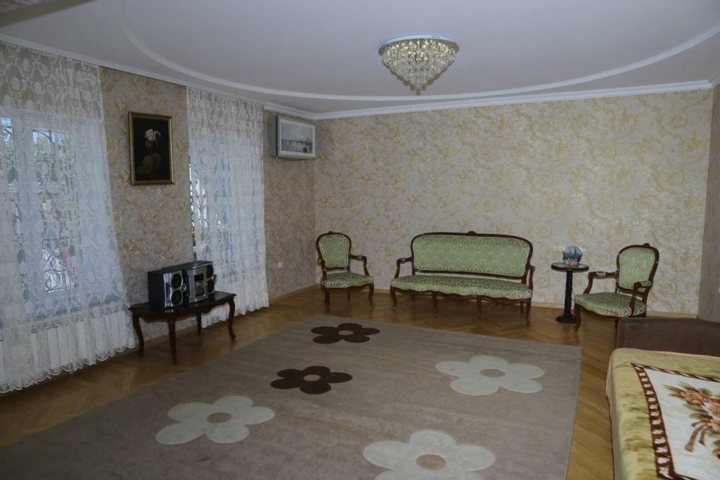 Nana'S Apartment Кутаиси Екстериор снимка