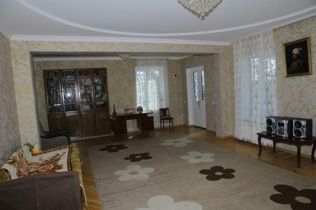 Nana'S Apartment Кутаиси Екстериор снимка
