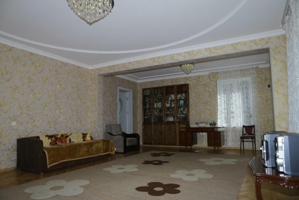 Nana'S Apartment Кутаиси Екстериор снимка